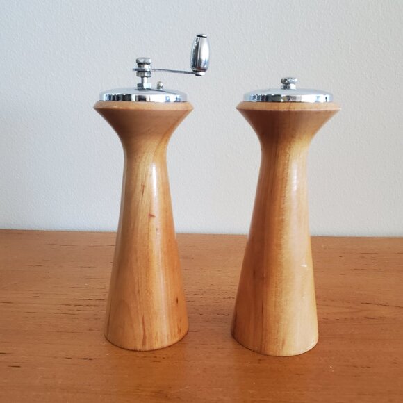 Woodpecker Woodware Japan MCM Vintage 7" Salt Shaker And Peppermill Set A219